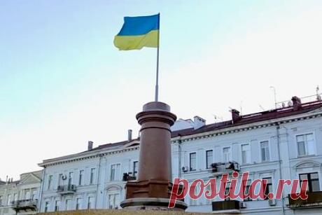 В Одессе нашли замену снесенному памятнику Екатерине II. В Одессе вместо снесенного памятника русской императрице Екатерине II установили флаг Украины. Об этом сообщил советник главы областной военной администрации Сергей Братчук. Сама скульптура была демонтирована в ночь на 29 декабря. Вместе с ней также снесли памятник русскому полководцу Александру Суворову.