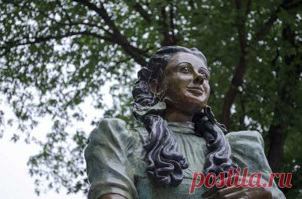 ЧИКАГО, ИЛЛИНОЙС - ОЗ Парк Когда город Чикаго решил улучшить обветшалый район Линкольн-Парк, он решил почтить автора Л. Фрэнка Баума, который жил в этом районе в 1890-х годах, развивая причудливый парк Оз. Вскоре после того, как город приобрел землю в 1974 году, его решили назвать районом Оз парк. С тех пор город медленно превращает каждый дюйм парка в волшебную страну чудес.