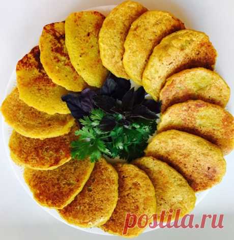 СОЛНЕЧНЫЕ ДРАНИКИ ИЗ КАРТОФЕЛЯ С КАБАЧКОМ предлагает приготовить Vivi Счастливая
4-5 шт.картофеля
1 небольшой кабачок
1-2 ст. л. манки или муки
соль, перец, куркума, специи по вкусу

Картофель очистить и натереть на крупной тёрке, также кабачок натереть и оставить овощную массу минут на 10, чтобы появился сок. После этого жидкость отжать, добавить манку, соль, перец и специи по желанию, я добавляю ещё куркуму для желтого цвета И оставить также минут на 10-15.
Затем в хорош...