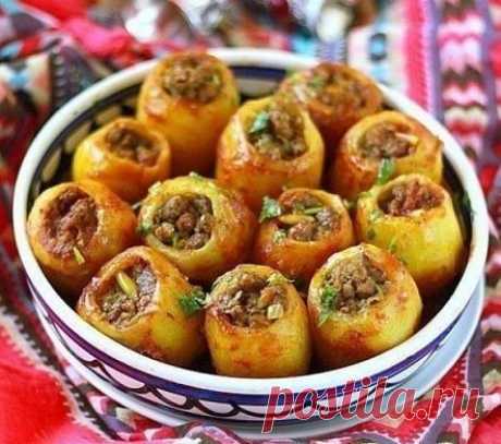 Картошка фаршированная в мультиварке.! Мультиварка и простые рецепты для мультиварки
Состав:
Основные:		
	картофель – 15 шт;
	лук – 2 шт;
	лук-порей – 2 стебля;
	морковка – 1 шт;
	томатная паста – 2 ст. л;
	чеснок – 1 зубчик;
	мякоть говядины – 500 гр;
	растительное масло – 2 ст. л;
	зелень петрушки и укропа – небольшой пучок;
	соль, специи по вкусу.
Приготовление:
	Очистить лук и чеснок. 1 луковицу порезать кубиками, морковку натереть на терке. В мультиварку налить растительное масло. Установи