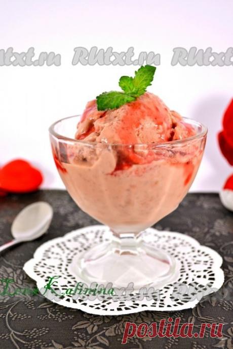 Рецепт мороженого с клубникой 

Предлагаю вам рецепт неописуемо вкусного и ароматного мороженого с клубникой. Этот холодный, чудесный десерт, да еще приготовленный собственными руками не оставит равнодушными ни детей, ни взрослых. Никаких вредных добавок и готовится не сложно, без специальной техники. 
Для приготовления мороженого с клубникой понадобится: 
молоко (3,2% жирности) - 1,5 стакана; 
желтки сырых яиц - 2 шт.; 
сахар - 0,5 стакана + 2 ст. л. в клубнику; 
ванильны...