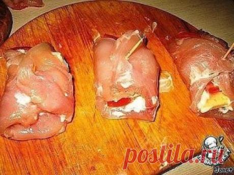 Завертушки
Очень простое и быстрое в приготовлении блюдо из куриного филе.
Филе куриное (одна подложка) — 0,8 кг
Сыр ("Российский", нарезать крупными пластинками) — 150 г
Помидор  (свежие, нарезать толстенькими полукольцами) — 2 шт
Майонез  (для смазывания) — 100 г
Соль морская (по вкусу)
Филе разрезать вдоль, отбить слегка молоточком, посолить, смазать майонезом, положить внутрь кусочек сыра и помидора.
Завернуть края филе и скрепить зубочисткой.
Уложить на противень, смазанный маслом раст