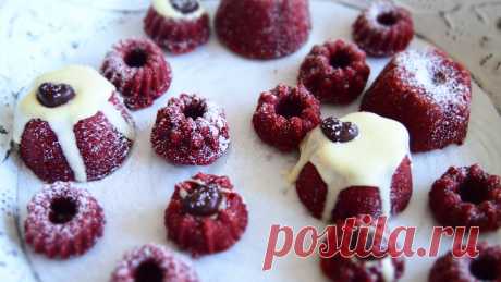 Rote Mini Gugls - blondieundbrownie.com Hallo zusammen! Heute wirds „herzig“ auf unserem Blog, denn nächste Woche ist ja Valentinstag.  Valentinstag? Kein Problem – ich bin bereit. Falls ihr noch eine Idee benötigt, hier eine kleine Inspiration. Meine Red Velvet Mini Gugls. ♥ Ich muss ja auch ehrlich zugeben, dass mir der Valentinstag von Jahr zu Jahr etwas wichtiger wird. Geht´s euch …