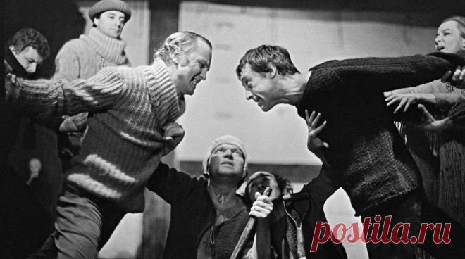 Театр на Таганке. Репетиция спектакля Гамлет.
18 июля 1980 года Владимир Высоцкий в последний раз вышел на сцену в одной из самых известных своих ролей – Гамлета.