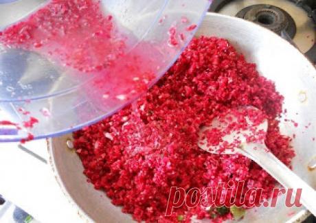 Как понизить СОЭ? 
СОЭ - скорость оседания эритроцитов, бывает повышена при многих заболеваниях, и причину врач может искать долго. Пока вы обследуетесь, попробуйте помочь себе сами. 