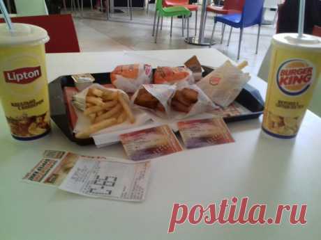 Решил побаловать себя и покушал еду из "Burger king". Стоит ли еда своих денег ? Понравился ли мне вкус продукции | Алексей Езерский | Яндекс Дзен