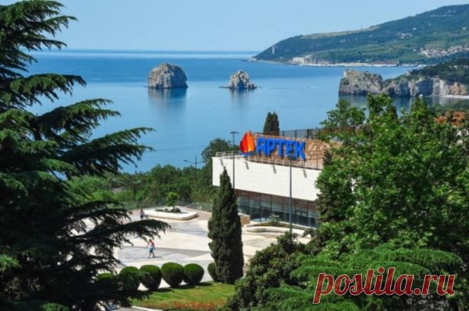 «Большая перемена» в Артеке. В Крыму пройдет финал всероссийского конкурса. Церемония открытия финала «Большой перемены» пройдет 2 ноября на территории МДЦ «Артек». Лагерь ждет школьников, проявивших себя в этом конкурсе.