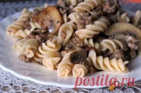 Фузилли с мясным фаршем и шампиньонами Фузилли с мясным фаршем и шампиньонами- очень простое в приготовлении, но при этом вкусное, сытное и ароматное блюдо. Отличный вариант для будничного домашнего ужина или обеда. Готовится довольно быстро.