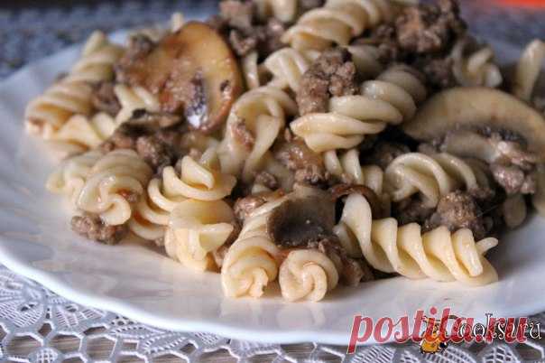 Фузилли с мясным фаршем и шампиньонами Фузилли с мясным фаршем и шампиньонами- очень простое в приготовлении, но при этом вкусное, сытное и ароматное блюдо. Отличный вариант для будничного домашнего ужина или обеда. Готовится довольно быстро.