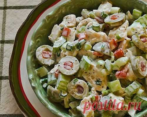Салат с курицей и оливками.