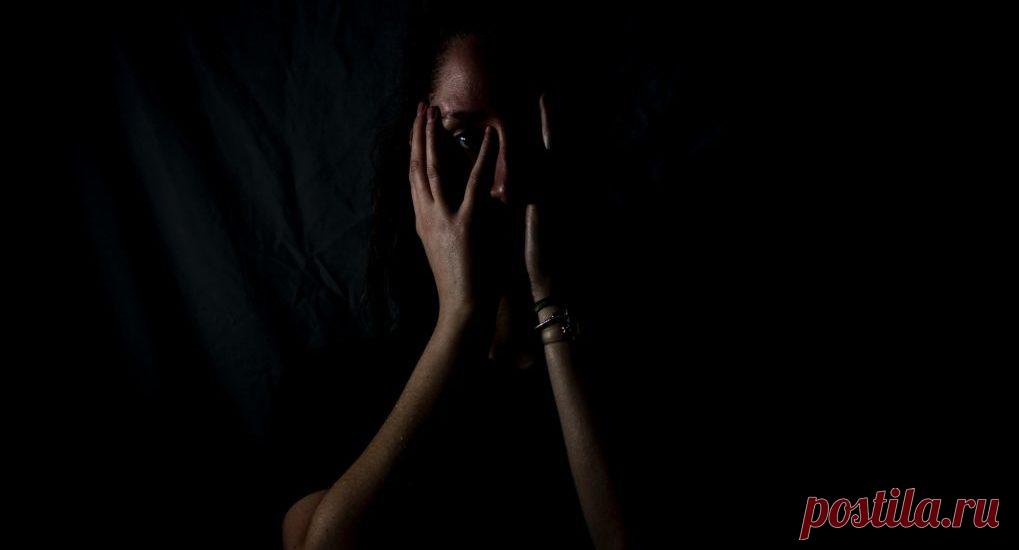 Первая встреча с диагнозом — всегда шок. А в шоковом состоянии мы не способны ясно сознавать происходящее, чаще всего это состояние первой стадии принятия диагноза, когда восприятие туманно и нерационально. Если человек узнает, что у него страшный диагноз, то перед тем как начать действовать, важнее понять и разобраться, что именно угрожает и насколько это достоверно.