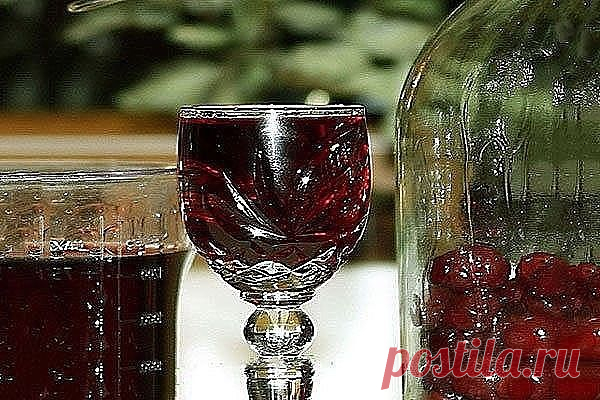 ВИШНЕВЫЙ ЛИКЕР и др. ликеры из ягод...  

Состав: 3 кг вишни, 2 кг сахара, 1 л. водки

Для приготовления вишневого ликера применяются полностью вызревшие ягоды вишни, причем вместе с косточкой. Примечательно то, что при настаивании ядро косточки дарит напитку горьковатый привкус наряду с ароматом миндальных орехов.

Зрелую ягоду засыпаем в 3 л банку, сверху 1 кг. сахара и 0.5 л водки. Настоять 6-7 дней, ежедневно встряхивая содержимое банки. Затем фильтруем и добавляем ост...