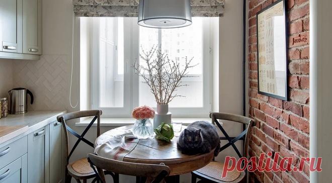 6 примеров, когда старая мебель в интерьере — лучше новой (реставрируйте, а не выбрасывайте!) Показываем, как дизайнеры вписали в интерьер винтажный письменный стол, обеденный стол на кухне, а также выбрали реставрацию стульев и кресел вместо покупки новых.