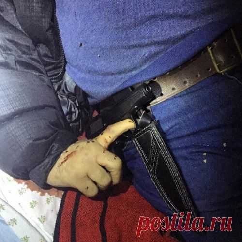 Всё так наиграно,убил ,сам застрелился ,вот пистолет в руке и нож в чехле