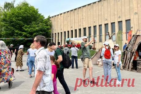 В Воронеже пройдет ежегодный фестиваль «Летний день в Костенках». В Воронеже в музее-заповеднике состоится ежегодный фестиваль «Летний день в Костенках». Мероприятие пройдет в субботу, 8 июля. В 2023 году фестиваль посвятили теме казачества. Гости смогут увидеть предметы народного быта кубанских казаков XIX и начала ХХ веков, а также исторические документы и реликвии.