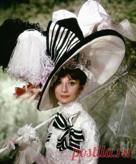 Facebook
50 лет назад на экраны вышел фильм «Моя прекрасная леди» с Одри Хепберн в главной роли.
* «Моя прекрасная леди» стала лучшим фильмом года: 8 премий «Оскар» и 3 «Золотых глобуса».
* Рекс Харрисон играл профессора Хиггинса в постановке на Бродвее, он же сыграл его и в кино. В роли Элизы Дулиттл все рассчитывали увидеть Джули Эндрюс, которая сыграла ее в мюзикле, а сыграла Элизу Одри Хепберн.