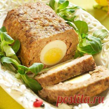 «Мясной рулет»

Автор варианта приготовления © Роман Гершзон, Иерусалим, Израиль
Хорошо подать к домашнему столу мясные рулеты.
Ингредиенты:
1 кг мясного фарша,
100-150 г белой булки,
3-4 дольки чеснока,
1 луковица,
4-5 столовых ложек топлёного жира,
5-6 столовых ложек белых столовых сухарей,
4-5 яиц,
Соль и молотый чёрный перец - по вкусу.
Способ приготовления:
Добавить в фарш предварительно замоченную и отжатую мякоть булки, лук и чеснок, всё дважды пропустить через мясо...