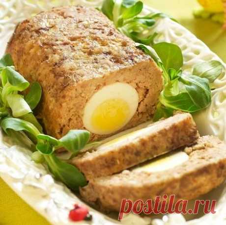 «Мясной рулет»

Автор варианта приготовления © Роман Гершзон, Иерусалим, Израиль
Хорошо подать к домашнему столу мясные рулеты.
Ингредиенты:
1 кг мясного фарша,
100-150 г белой булки,
3-4 дольки чеснока,
1 луковица,
4-5 столовых ложек топлёного жира,
5-6 столовых ложек белых столовых сухарей,
4-5 яиц,
Соль и молотый чёрный перец - по вкусу.
Способ приготовления:
Добавить в фарш предварительно замоченную и отжатую мякоть булки, лук и чеснок, всё дважды пропустить через мясо...