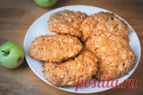 Овсяное печенье с яблоком для ПП-перекуса! Очень вкусное и простое в приготовлении!
на 100грамм - 176.81 ккалБ/Ж/У - 5.39/3.12/33.74

Ингредиенты:
Овсяные хлопья - 350 г
Кефир 1% - 1 ст
Яблоки - 2 шт
Изюм - 30 г
Мед - 1 ч. л

Приготовление:
Смешать овсянку с кефиром, чтобы получилась кашка,но не жидкая! Оставить на полчаса, затем добавить тертые яблоки, изюм и мед. Выкладывать смоченными руками на противень с пекарской бумагой. Выпекать при 200С 20-30 минут.

Приятного апп...