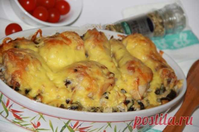 Простые, но очень сытные куриные ножки с картошкой и грибами в духовке
