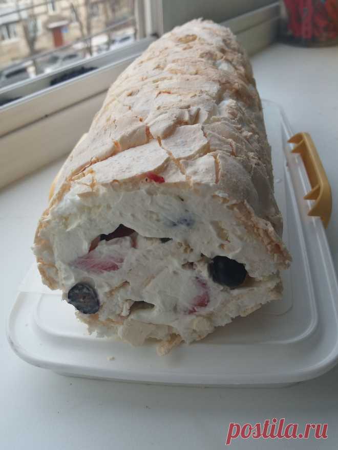 Dies enthält ein Bild von: Рецепт меренгового рулета с фисташками, малиной и Макскарпоне в домашних условиях с фото пошагово