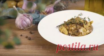 Ньокки в сливочно-грибном соусе Ингредиенты:Отварной картофель — 350 гЯйцо — 1 шт.Мука — 80 гДушистый перец (горошины) — ⅓ ч. л. Лавровый лист — 4 шт. Лук — 1 шт.Чеснок — 2-3 зубчикаГрибы — 300 гСливки 22-33% — 150 млРастительное масло — для...