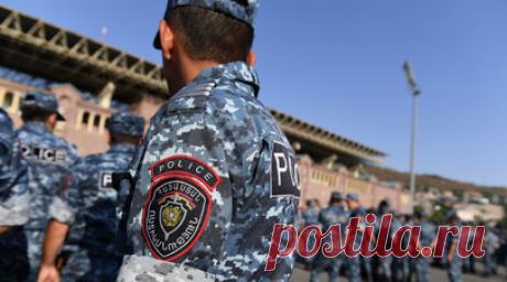 В центр Еревана стянули полицию на фоне закрытия избирательных участков. Армянских полицейских стянули в центр Еревана на фоне закрытия избирательных участков. Читать далее