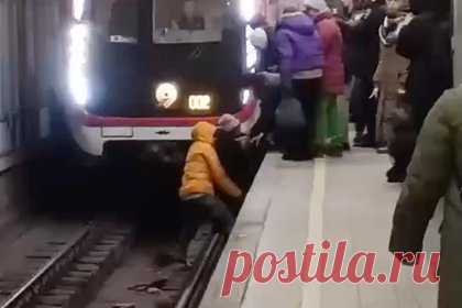 Появилось видео со спасением упавшей на пути пенсионерки в московском метро. Появилось видео со спасением упавшей на пути пенсионерки на станции метро «Текстильщики» в Москве. Соответствующие кадры опубликовала газета «Московский комсомолец» в Telegram-канале. На представленном ролике видно, как спустившийся вниз мужчина помогает пожилой женщине взобраться обратно.