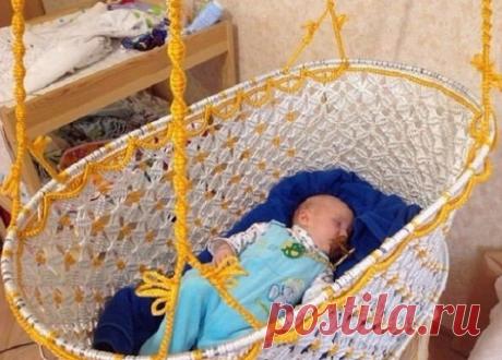 Моя кроха спит в подвесной люльке, которую я сплела сама. Буду рада любой твоей оценке…