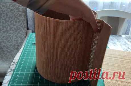 Корзинка из картона и соломенных салфеток. Дорогущие корзины в супермаркетах я не покупаю. Купила за 100 руб. две соломенные салфетки и сделала корзину не хуже.