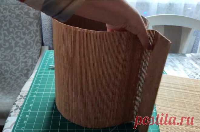 Корзинка из картона и соломенных салфеток. Дорогущие корзины в супермаркетах я не покупаю. Купила за 100 руб. две соломенные салфетки и сделала корзину не хуже.