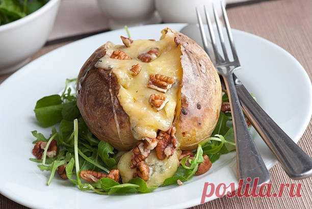 Картофель с брокколи и сырным соусом  Прекрасный выбор для семейного ужина. 
  Ингредиенты: 
  картофель (крупный) - 2-3 шт.  оливковое масло - 2-3 ст. л.  соль - по вкусу  черный перец - по вкусу  брокколи - 300 г  сливочное масло - 60...