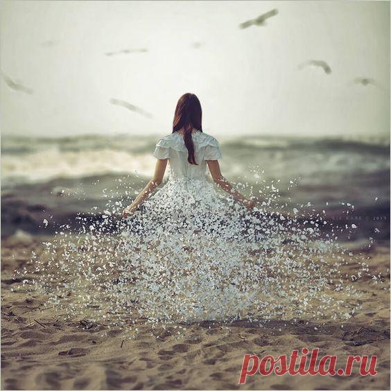 Вот почему она не пишет первой, хотя думает о тебе каждый день