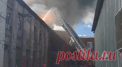 В Подмосковье горит склад с лакокрасочными изделиями — видео. Склад с лакокрасочными изделиями загорелся в подмосковном Богородском. Площадь пожара достигла 3000 кв. м. С огнём борются 130 пожарных и более 25 единиц техники, в том числе два вертолёта. Читать далее