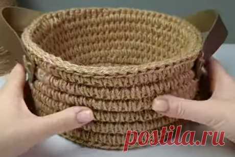 Корзина из джутового шпагата и каната с деревянным дном и ручками из экокожи