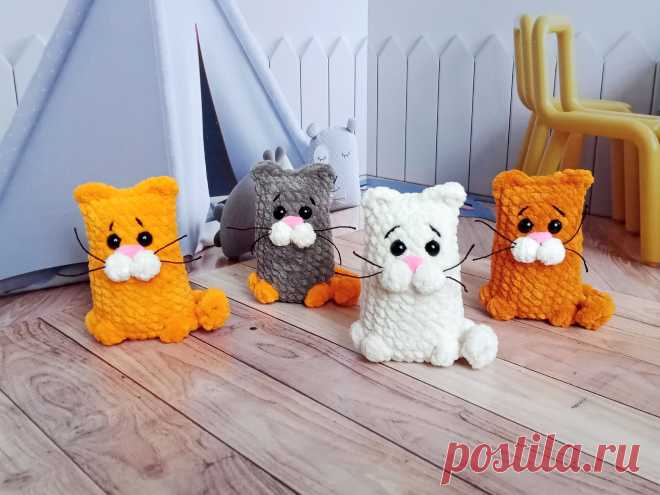 PDF Котейки крючком. FREE crochet pattern; Аmigurumi animal patterns. Амигуруми схемы и описания на русском. Вязаные игрушки и поделки своими руками #amimore - плюшевый брелок в виде котика, маленький кот из плюшевой пряжи, кошка, кошечка, котёнок.