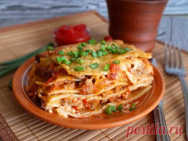 Рецепт лазаньи из готовых листов с фаршем Лазанья из готовых листов с фаршем и сливками - это сочное и ароматное блюдо, которое легко приготовить. Без соуса бешамель, но с насыщенным сливочным вкусом, она станет частым гостем на вашем столе. Попробуйте этот рецепт и порадуйте своих близких вкусной и сытной лазаньей!