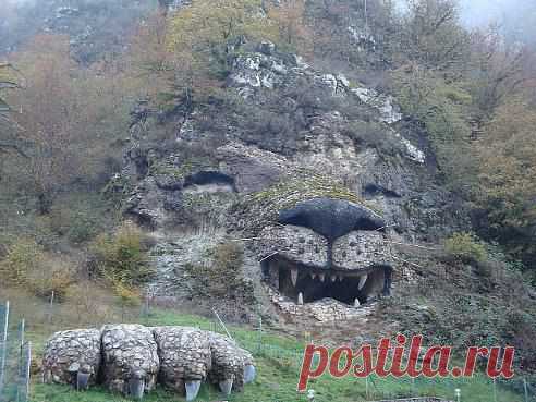 Каменный лев в Армении