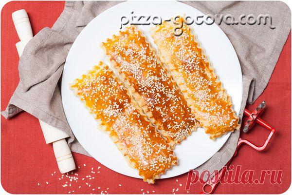 Простые слойки из слоеного теста с сыром - рецепт с фото