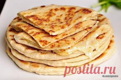 Блиц-рецепт "Хачапури"

Готовить очень быстро, на завтрак или ужин, с чаем или кофейком - просто находка. Настоятельно рекомендую попробовать.

Сыр твердый (тертый) — 200 г
Укроп (зелень ) — 100 г
Яйцо куриное — 2 шт
Сметана — 200 г
Мука пшеничная — 2 ст. л.
Масло растительное — 2 ст. л.

Выкладываем все продукты сразу: натертый сыр, два яйца, сметану, нашинкованую зелень укропа и две столовые ложки с большой горкой муки.
В моем случае сыр "Маасдам", он очень ароматный.

С...