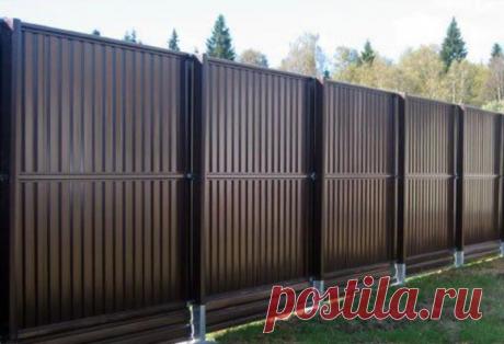Как сделать забор из профлиста своими руками: пошаговая инструкция монтажа Достоинства и недостатки забора из профлиста, разновидности материала. Проведение подготовительных работ: расчет расходного материала, инструменты для работы. Как сделать забор из профлиста своими руками — пошаговая инструкция.