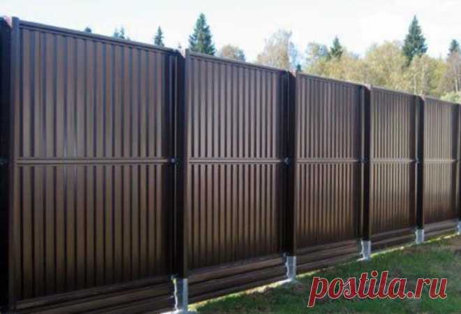 Как сделать забор из профлиста своими руками: пошаговая инструкция монтажа Достоинства и недостатки забора из профлиста, разновидности материала. Проведение подготовительных работ: расчет расходного материала, инструменты для работы. Как сделать забор из профлиста своими руками — пошаговая инструкция.