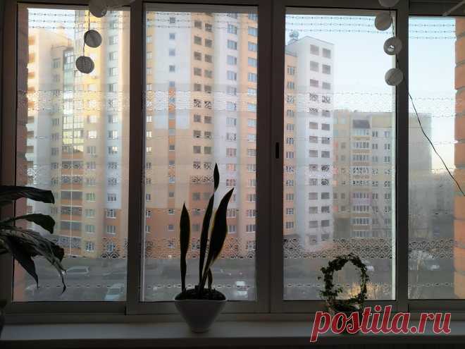 Балкон расположен на солнечной стороне? Как защититься от жары и солнца Пока солнце отвоевывает права у слякоти и непогоды, позаботимся о защите балкона от от солнца, нещадно палящего в полуденные часы летом. Если со стеклопакетами всё просто – можно купить рольшторы, заказать жалюзи или прибить карниз и повесить занавеси, то раздвижные алюминиевые рамы значительно