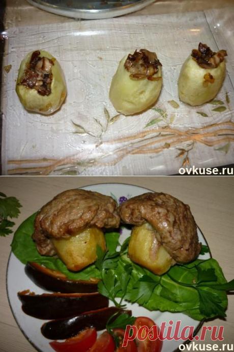 ГРИБОЧКИ НА ПРАЗДНИК !!! **На 1грибок. Мясо 100г -отбить, соль перец, специи (или просто фарш) -формируем шляпку. Картофель 1шт -срезаем верх, и низ для устойчивости; удалим всю середину - это бочонок-ножка, не очень толстые стенки и дно. Затем ножки до п/готовности -во фритюр. *Ножки начиняем: грибы 50г, лук 1/2 -обжарим. *В форму - на ножки одеваем мясные шляпки, и в духовку на 40мин, при 220. В процессе - мясо сверху 2-3р смазать маслом. *Декор: листья салата, болг/перец, томаты, огурец.