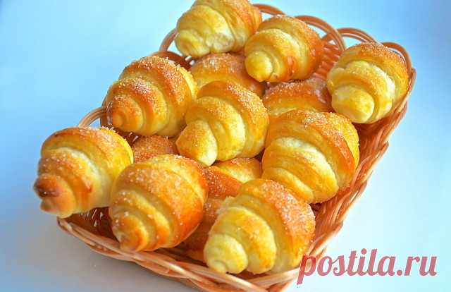 РОГАЛИКИ Самый простой рецепт 

ИНГРЕДИЕНТЫ:
● 200 г. маргарина
● 1 ст. молока
● 20 г. дрожжей
● мука(сколько возьмет тесто)

ПРИГОТОВЛЕНИЕ:
Замесить тесто, поставить в холодильник на 2 часа. За тем разделить на 2 части, раскатать в виде лепешек, разрезать на треугольнички, посыпать сахаром. Свернуть в виде рогалика. Верх вергуна обмакнуть в сахар. Выпекать при температуре 200 С до светло-золотистого цвета.