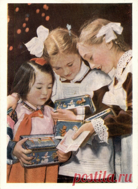 Советские открытки - "новогодние подарки", цветное фото А. Становов, ...