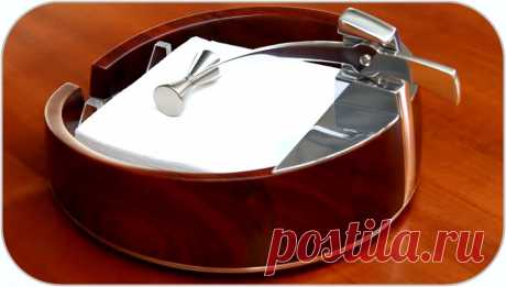 Салфетница с прижимом своими руками Здравствуйте, уважаемые читатели и самоделкины!В теплое время года многие из Вас предпочитают принимать пищу на открытом воздухе. Это же очень нравится и автору, однако ему надоели улетающие даже от легкого ветерка салфетки.В данной статье, автор YouTube канала «Attila’s Workshop» расскажет Вам,