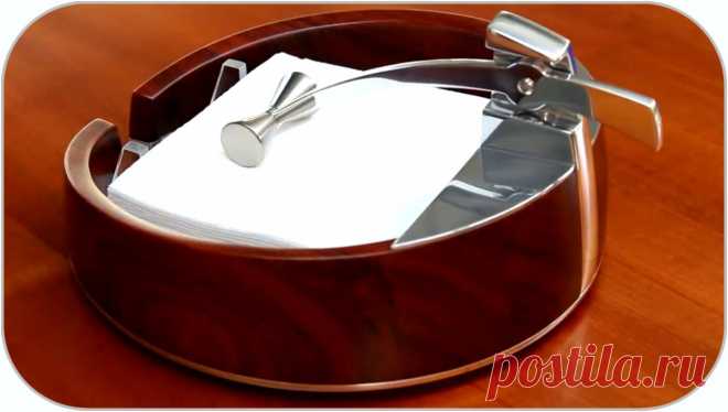 Салфетница с прижимом своими руками Здравствуйте, уважаемые читатели и самоделкины!В теплое время года многие из Вас предпочитают принимать пищу на открытом воздухе. Это же очень нравится и автору, однако ему надоели улетающие даже от легкого ветерка салфетки.В данной статье, автор YouTube канала «Attila’s Workshop» расскажет Вам,