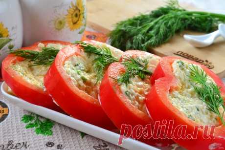 Красивая закуска из перцев и сыра


Я очень часто к столу подаю различные закуски, основой которых является как раз смесь сыра, яиц, чеснока и майонеза. К 8 марта я фарширую такой начинкой помидорчики и выкладываю в виде тюльпанов, такой же начинкой я наполняю половинки яиц, вафельные корзинки. Но этот рецепт меня по правде поразил. Настолько красивой получается готовая закуска! А вкусная какая! Конечно, те, кто не любит сладкий перец в сыром виде, могут со мной поспорить,...
