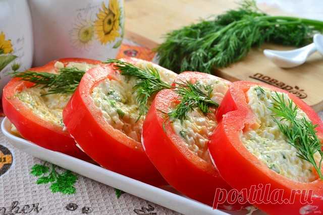 Красивая закуска из перцев и сыра


Я очень часто к столу подаю различные закуски, основой которых является как раз смесь сыра, яиц, чеснока и майонеза. К 8 марта я фарширую такой начинкой помидорчики и выкладываю в виде тюльпанов, такой же начинкой я наполняю половинки яиц, вафельные корзинки. Но этот рецепт меня по правде поразил. Настолько красивой получается готовая закуска! А вкусная какая! Конечно, те, кто не любит сладкий перец в сыром виде, могут со мной поспорить,...